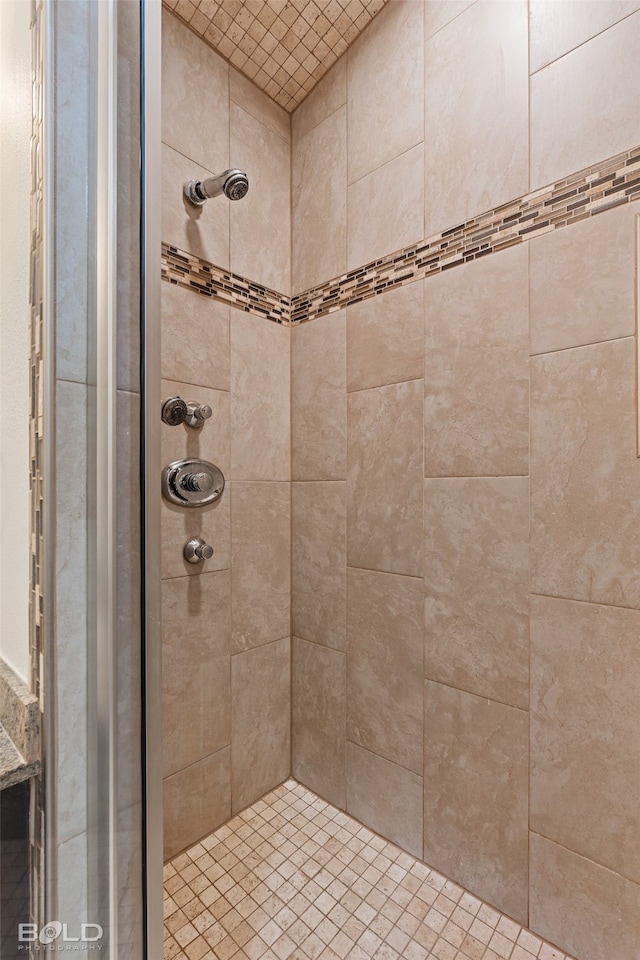 bathroom featuring tiled shower