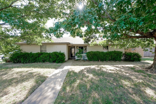 single story home with a front lawn