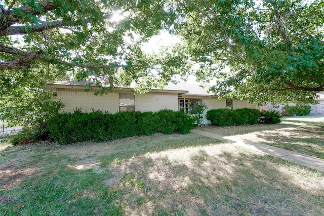 ranch-style house with a front yard