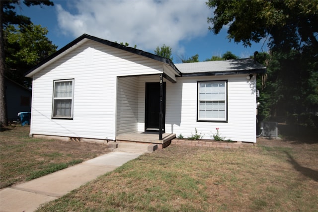 view of front facade featuring a front lawn