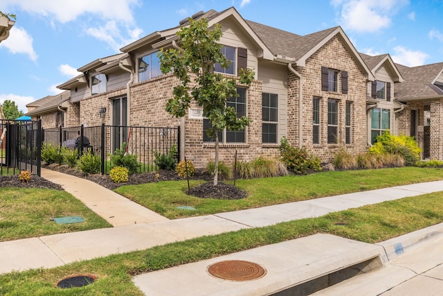 view of front of property featuring a front yard