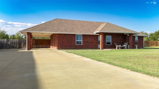 single story home with a front lawn