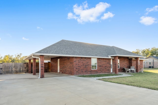 view of front of home featuring a carport and a front yard