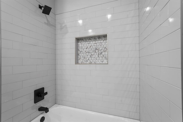 bathroom featuring tiled shower / bath