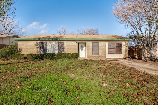 ranch-style house featuring a front lawn