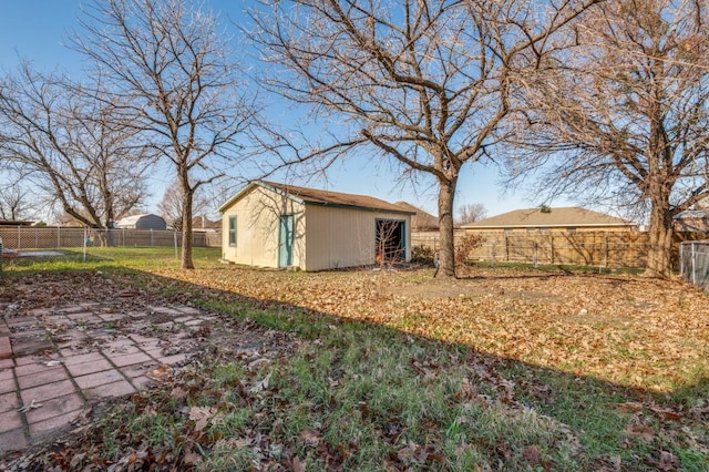 view of yard with a storage shed