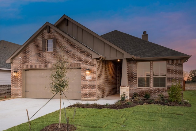 view of front of house featuring a yard