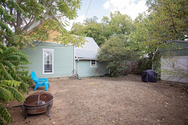 view of yard featuring an outdoor fire pit