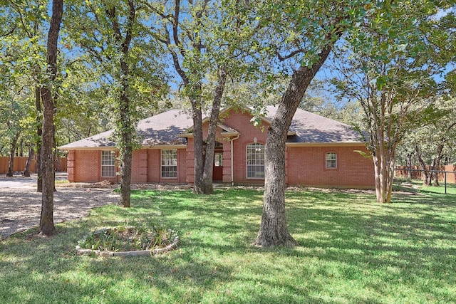 single story home with a front lawn