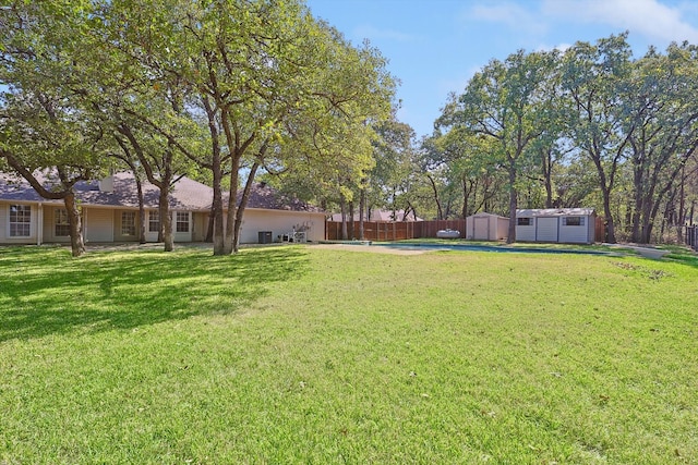 view of yard featuring a storage shed