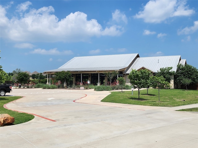 view of front of property featuring a front yard