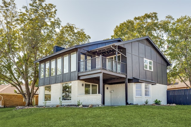 view of front of house featuring a front lawn