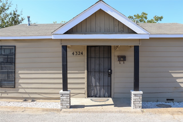 doorway to property with covered porch