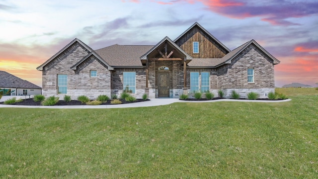 craftsman house featuring a lawn