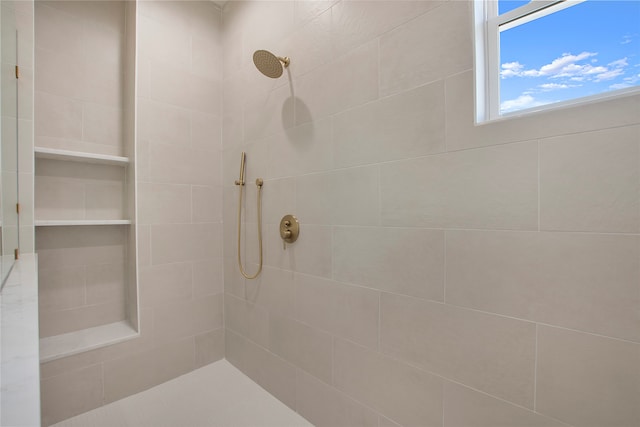 bathroom featuring tiled shower