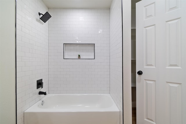 bathroom featuring tiled shower / bath combo