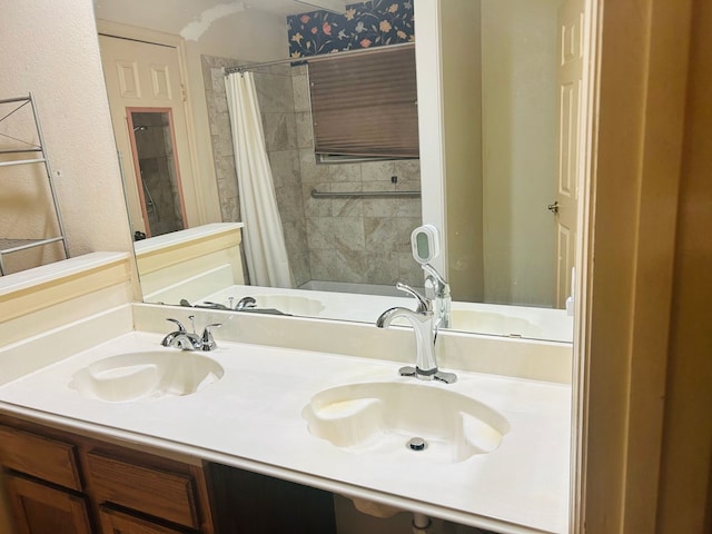 bathroom featuring a shower with shower curtain and vanity