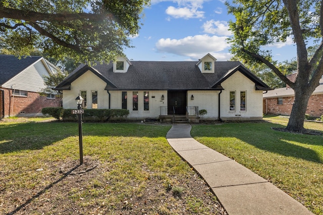 view of front of property featuring a front lawn