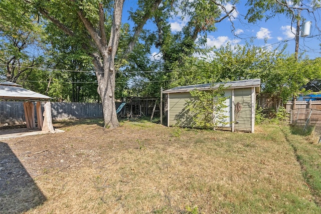 view of yard featuring a storage shed