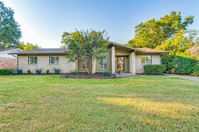 single story home featuring a front yard