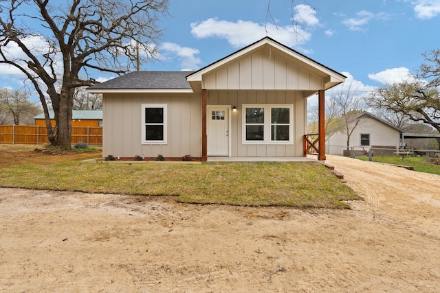 view of front of house featuring a front yard