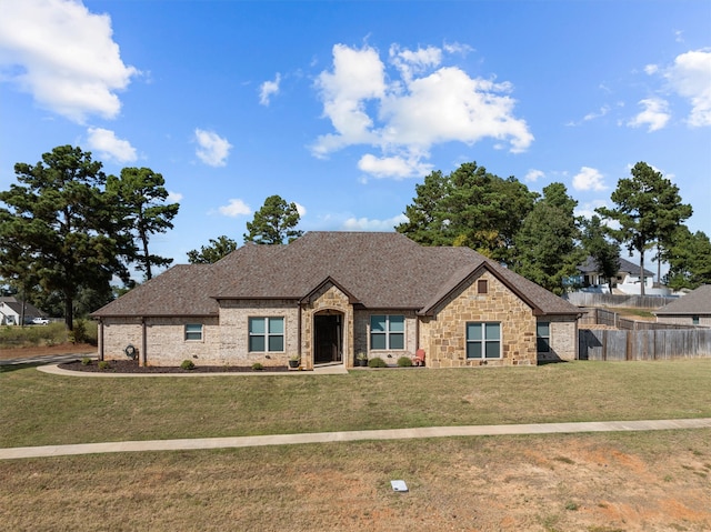 view of front of property featuring a front yard