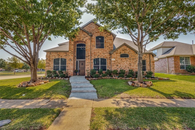 front facade featuring a front yard