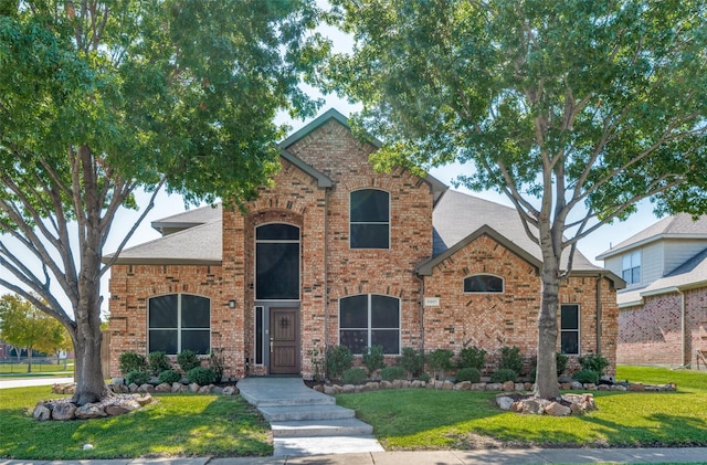 view of front of property featuring a front yard