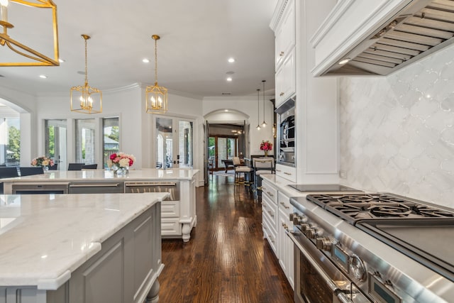 6408 Drawbridge Ln, Plano, TX 75024 - kitchen featuring premium range hood, a warming drawer, arched walkways, dark wood-style floors, and high end range