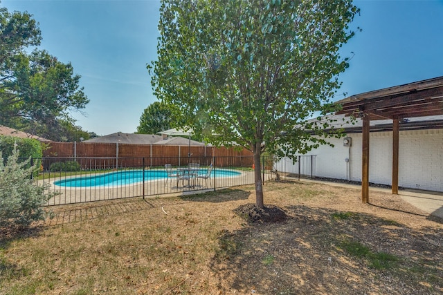 view of yard featuring a fenced in pool