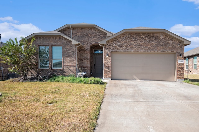 view of front of property featuring a front lawn and a garage