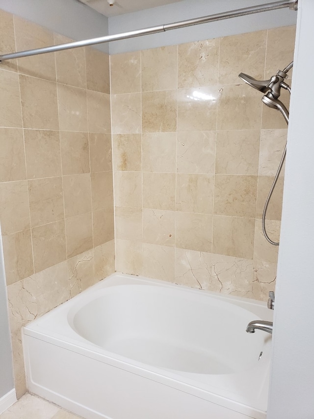 bathroom featuring tiled shower / bath