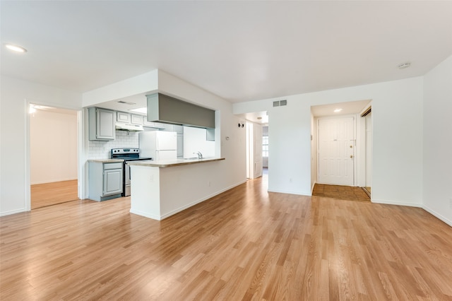 kitchen with stainless steel electric stove, sink, light wood-type flooring, white refrigerator, and gray cabinets