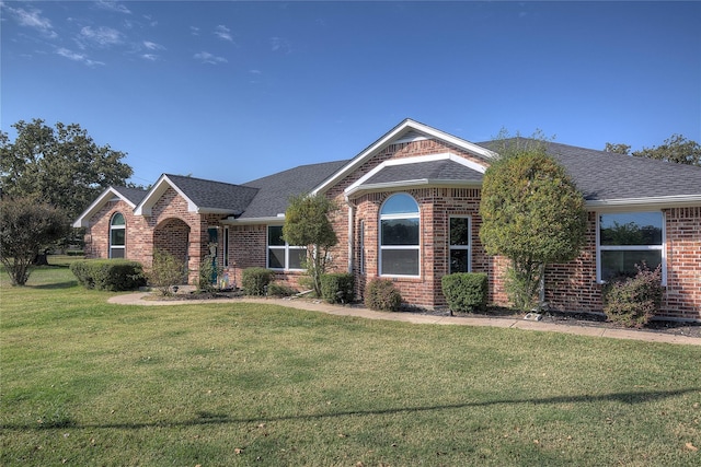 view of front of property featuring a front lawn