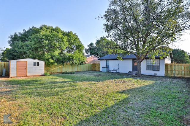 view of yard with a shed