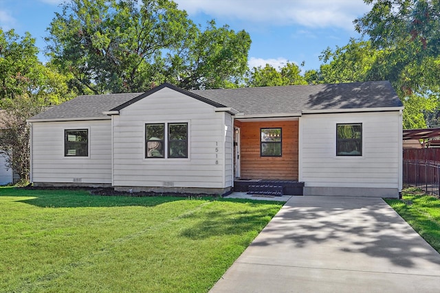 view of front of home featuring a front lawn