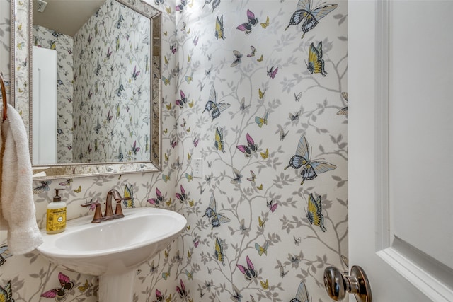 bathroom featuring sink