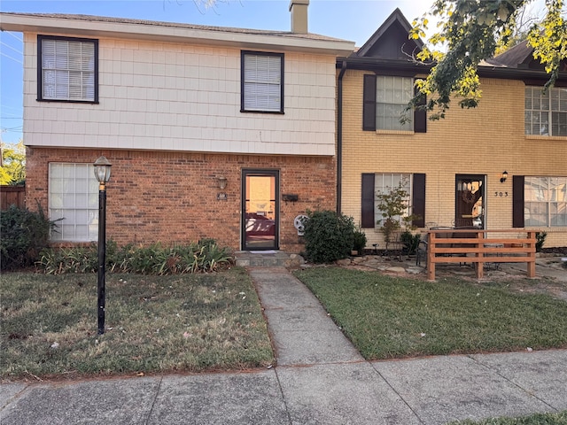 view of front of property featuring a front lawn