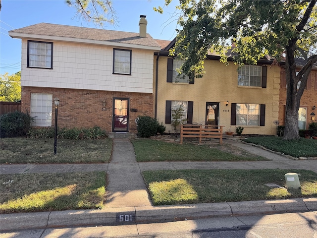 view of front of property featuring a front lawn