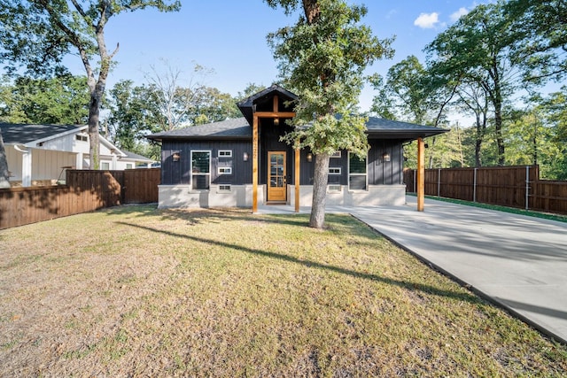 view of front of house featuring a front yard