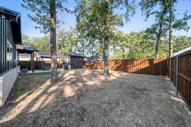 view of yard with a storage shed