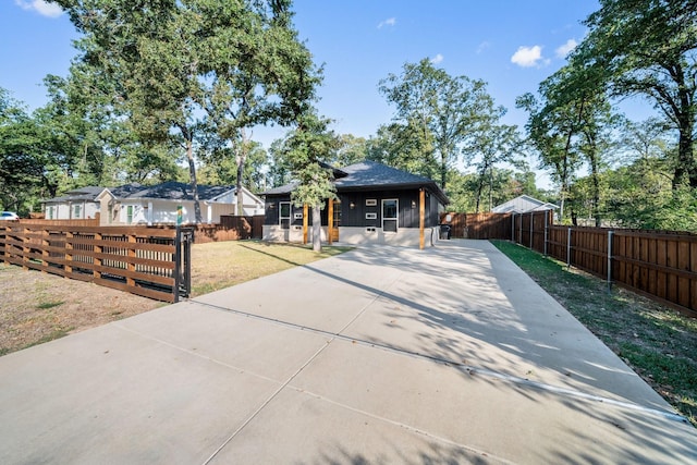 view of front of house with a front lawn