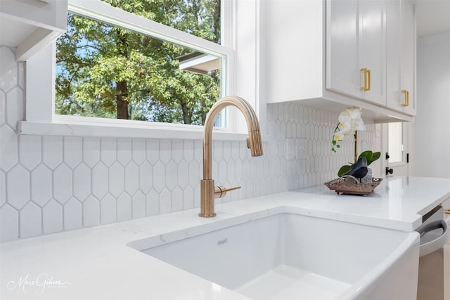 room details featuring tasteful backsplash and sink