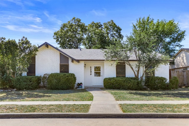 single story home with a front lawn