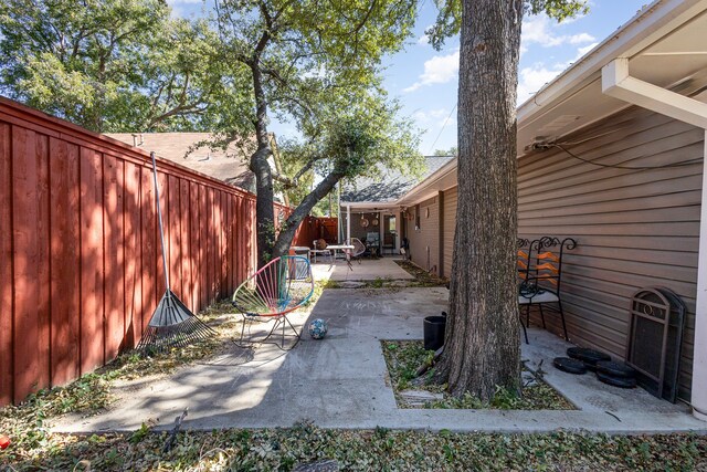 view of yard featuring a patio area