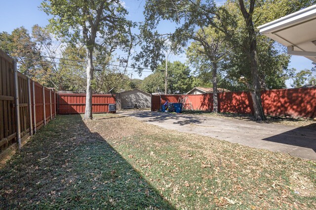 view of yard featuring a storage shed