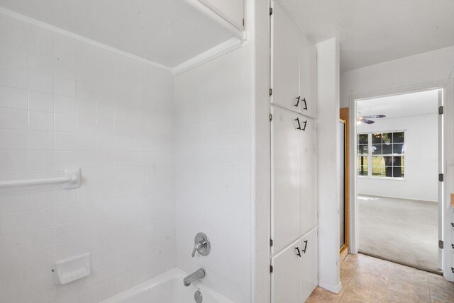 bathroom featuring tiled shower / bath and ceiling fan