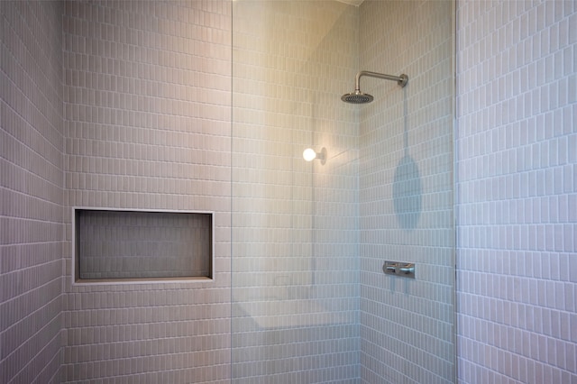 bathroom featuring a tile shower