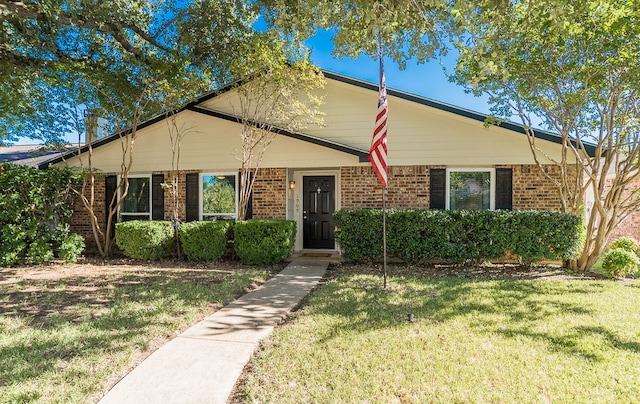 view of front facade featuring a front yard