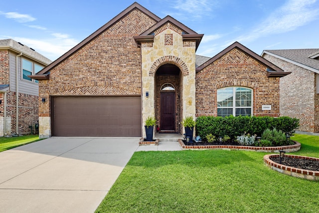 view of front of property featuring a front yard and a garage